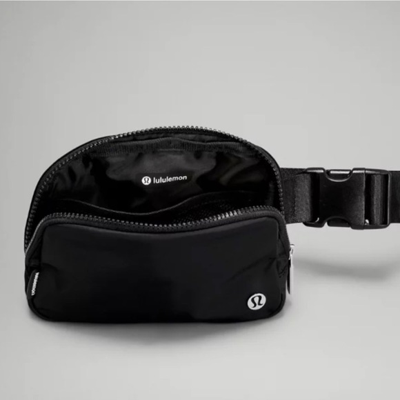 Lululemon Athletica Everywhere Belt Bag in black!🖤 - Picture 2 of 4